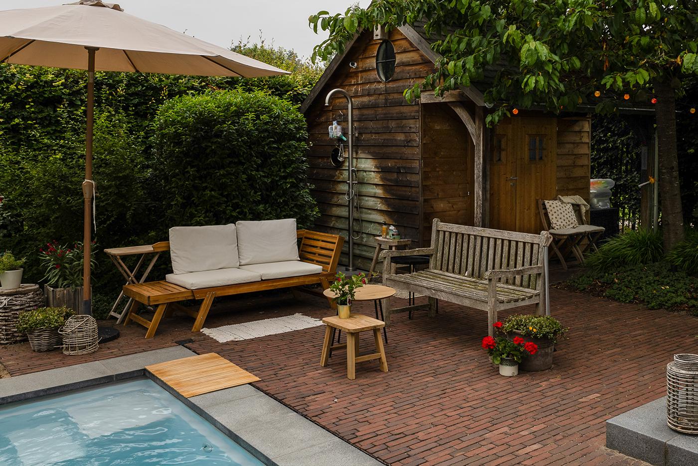 Enzymen breken de vervuiling van je tuinmeubels en terrassen af zonder het oppervlak aan te tasten. Biologisch en eenvoudig toe te passen.